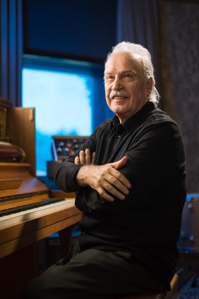 FPT INDUSTRIAL GOES TO CES 2020 WITH GIORGIO MORODER. THE BRAND AND THE RENOWNED MUSIC ARTIST INVITE THE PUBLIC BEHIND THE SCENES AND IN STUDIO TO SHARE HOW THE SIGNATURE SOUND COMES TO LIFE